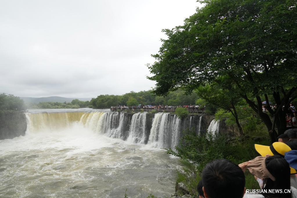 Водопад Дяошуйлоу в глобальном геопарке Цзинпоху на северо-востоке Китая