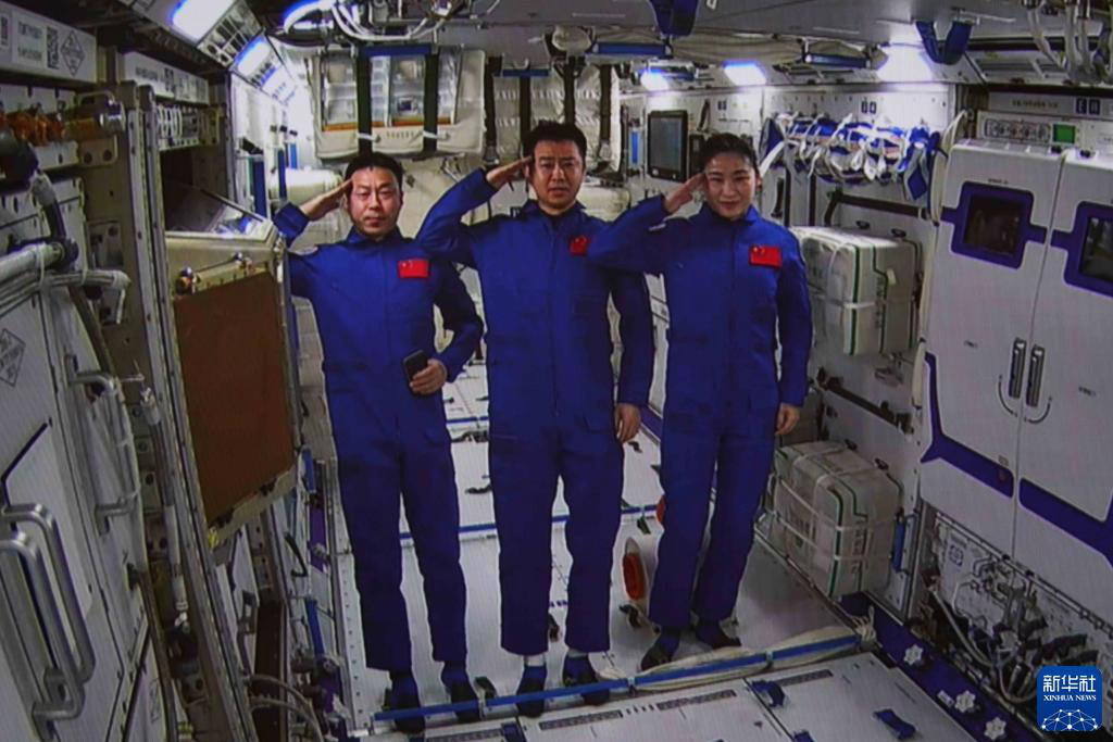 Члены экипажа "Шэньчжоу-14" вошли в лабораторный модуль "Вэньтянь"