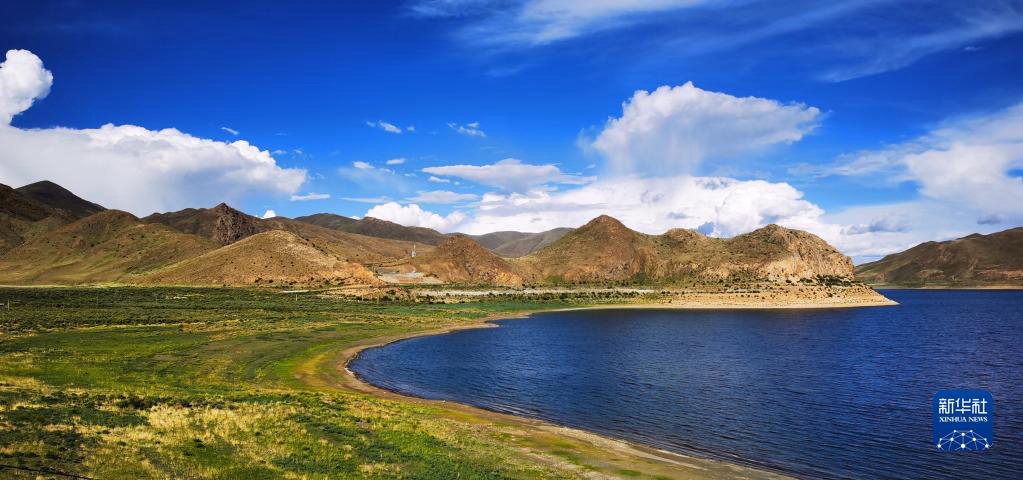 Чарующие летние пейзажи озера Янчжоюнцо в Тибете