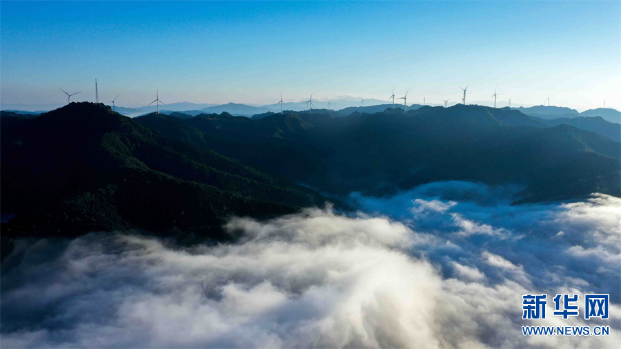 Ветряная электростанция в провинции Хэнань стала более красивой после дождя