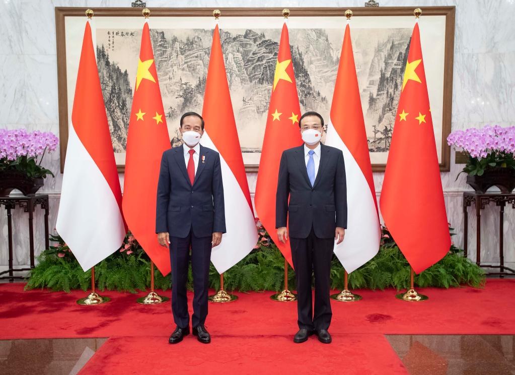 Премьер Госсовета КНР Ли Кэцян провел встречу с президентом Индонезии Д. Видодо