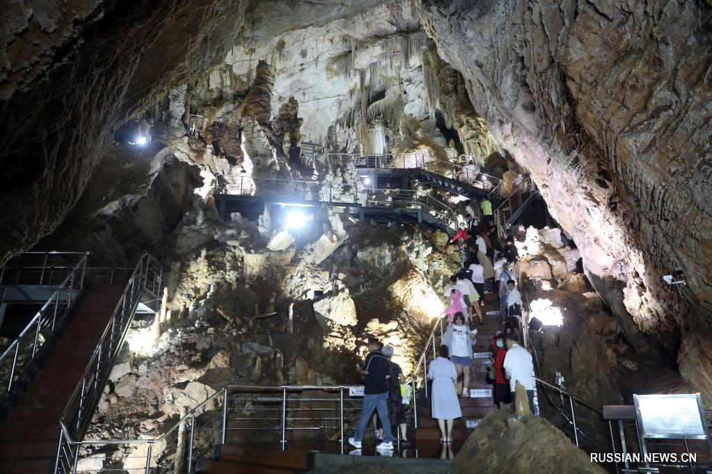 Карстовые пещеры "Синлун" на севере Китая