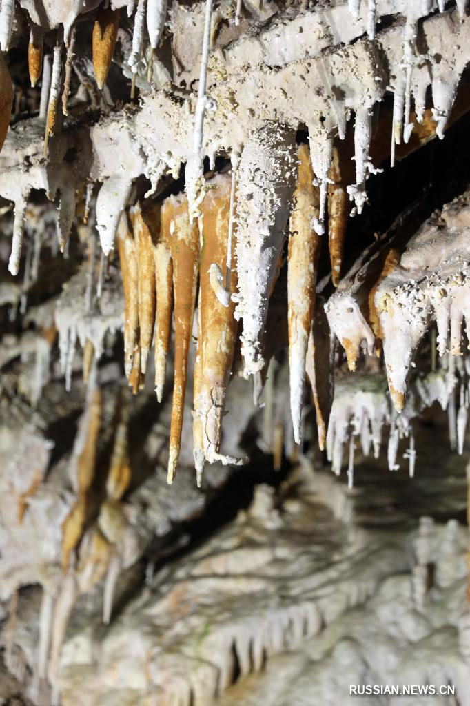 Карстовые пещеры "Синлун" на севере Китая