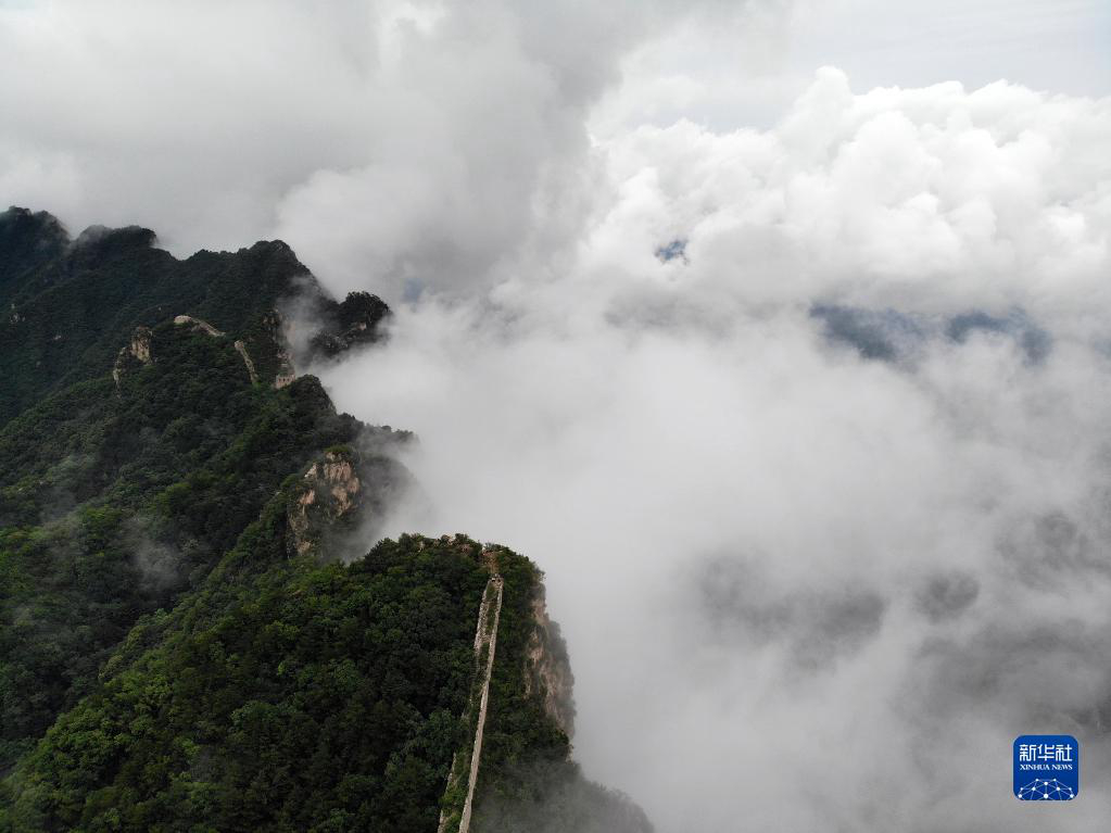 Море облаков после дождя над участком Великой китайской стены Цзиньшаньлин