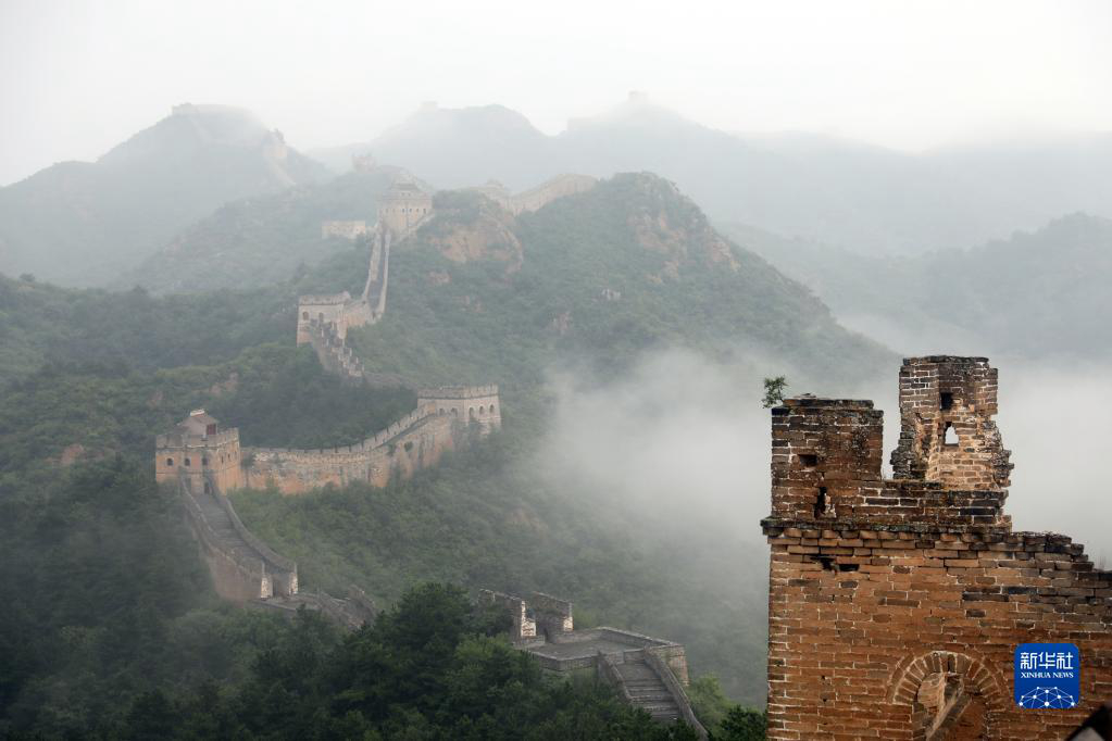 Море облаков после дождя над участком Великой китайской стены Цзиньшаньлин