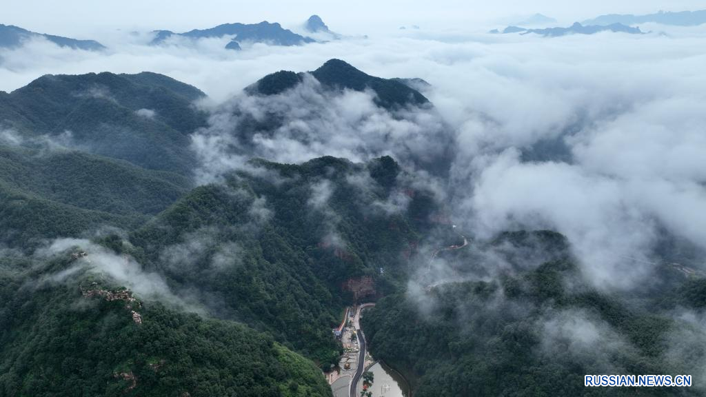 Море облаков над горами Тайханшань на севере Китая