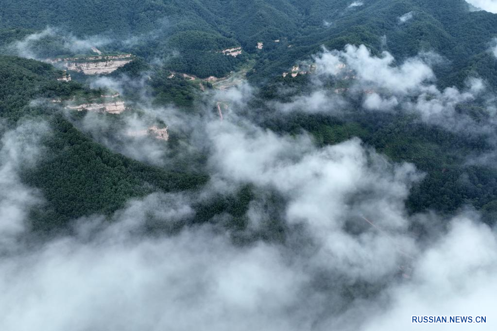 Море облаков над горами Тайханшань на севере Китая