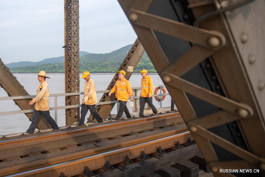 Работа по техническому обслуживанию крупного моста через реку Цяньтанцзян
