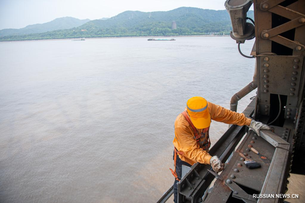 Работа по техническому обслуживанию крупного моста через реку Цяньтанцзян