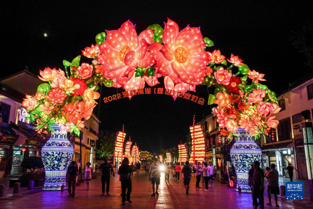 В Куньшане стартовал Фестиваль фонарей по случаю праздника середины осени