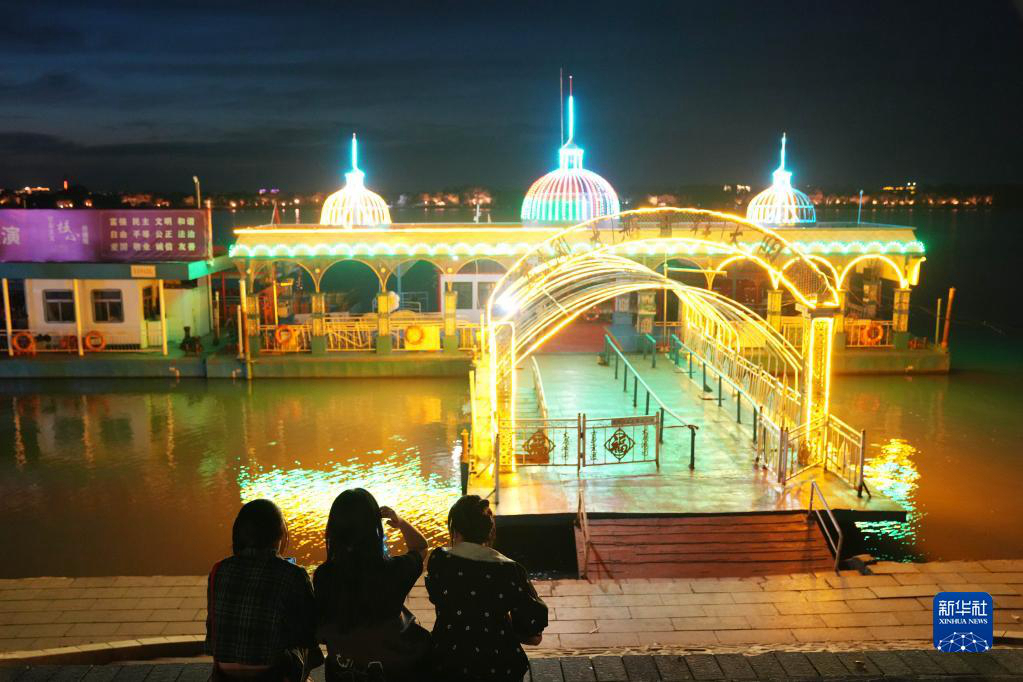  Чарующий ночной вид на берегу реки Сунхуацзян
