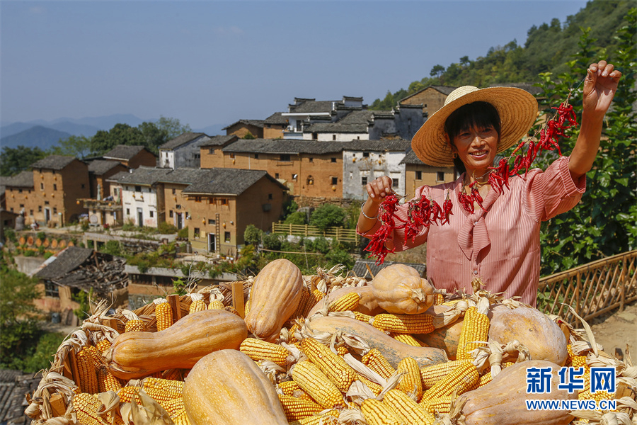 Фермеры сушат собранный урожай на востоке Китая