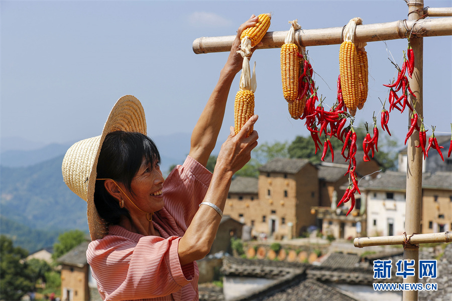 Фермеры сушат собранный урожай на востоке Китая