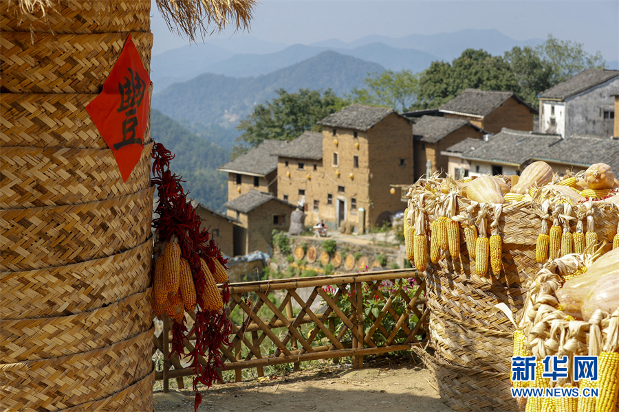 Фермеры сушат собранный урожай на востоке Китая