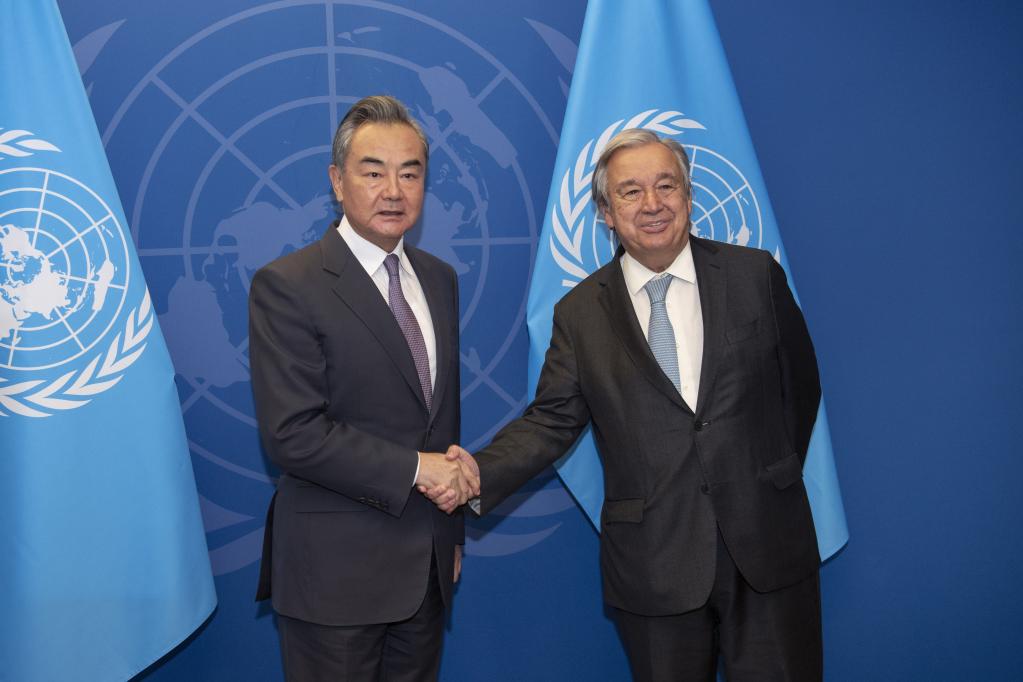 Ван И провел встречу с генеральным секретарем ООН А. Гутерришем