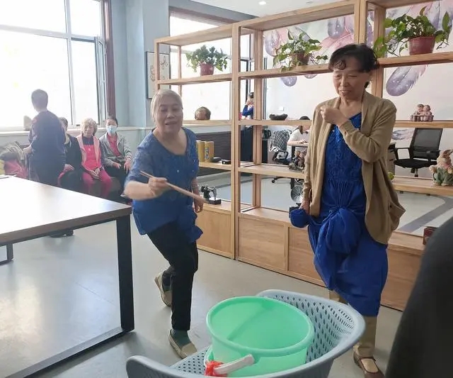 Администрация микрорайона Биньхэ города Тайюань провела занимательную спартакиаду на Праздник двойной девятки