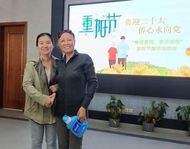 Администрация микрорайона Биньхэ города Тайюань провела занимательную спартакиаду на Праздник двойной девятки