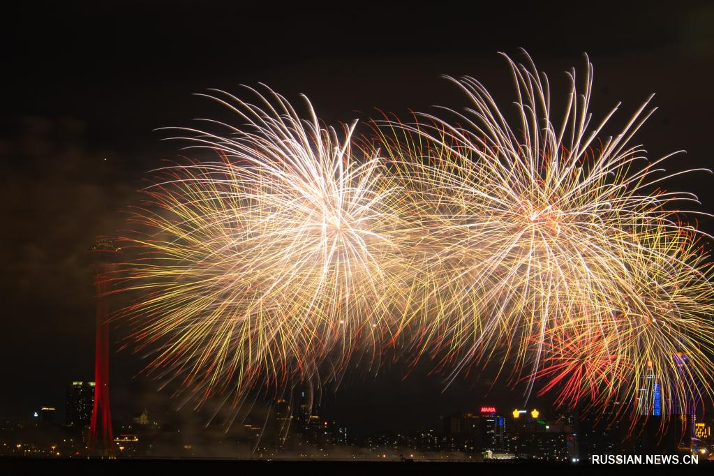 В ОАР Аомэнь состоялось шоу фейерверков в честь 73-й годовщины основания КНР