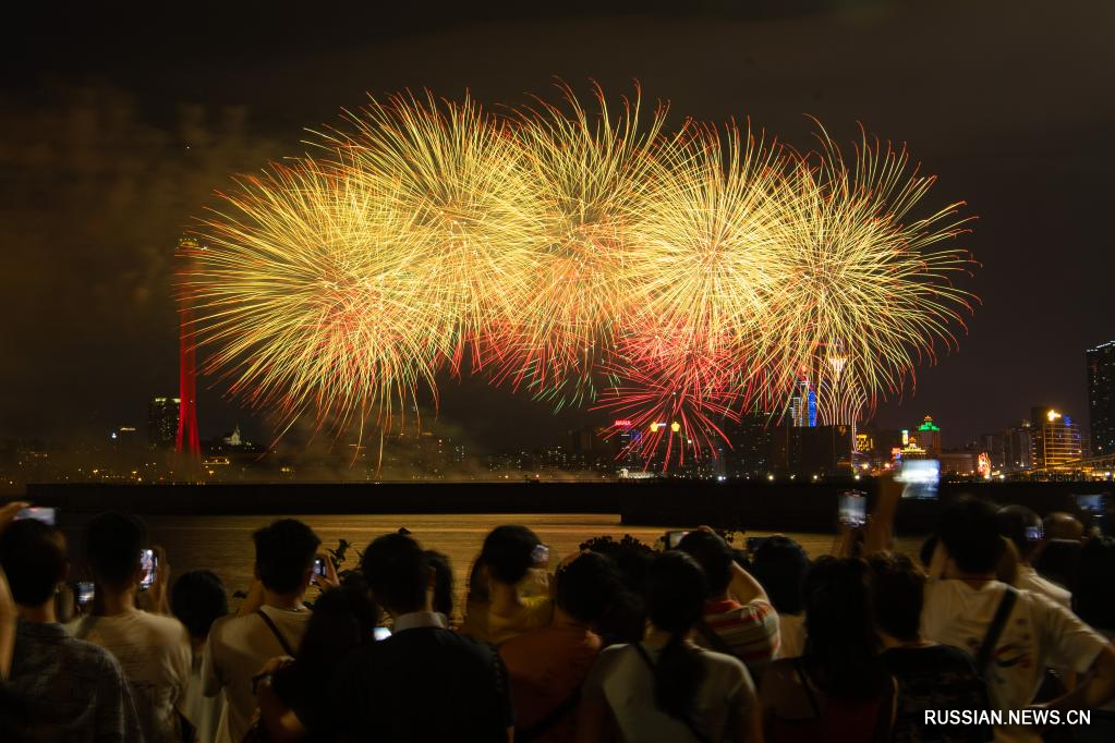 В ОАР Аомэнь состоялось шоу фейерверков в честь 73-й годовщины основания КНР