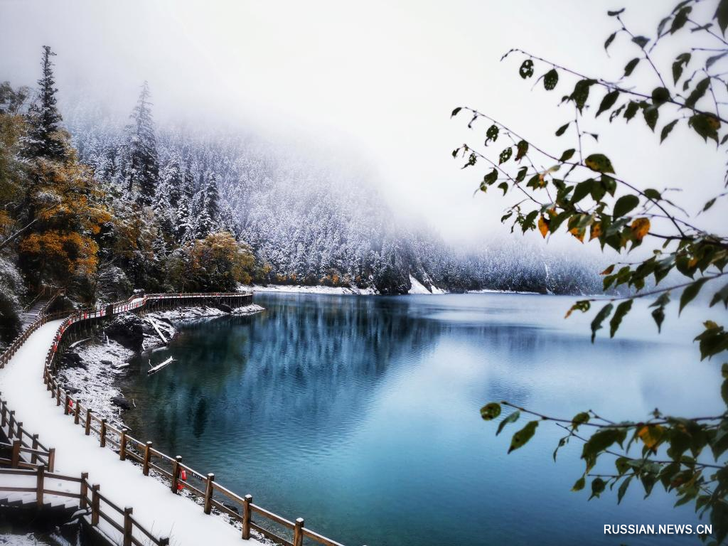 Прекрасные пейзажи после снегопада в национальном парке Цзючжайгоу