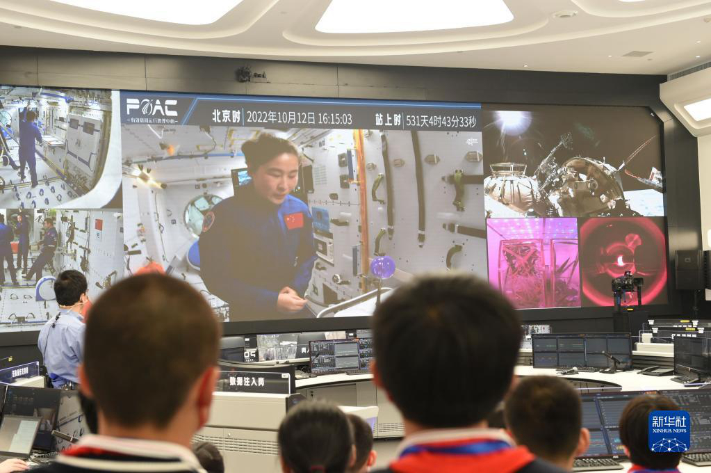 Китайские космонавты провели лекцию из лабораторного модуля китайской космической станции