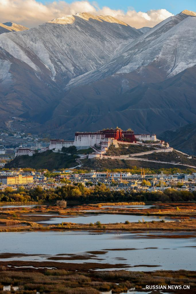 Осенние краски вокруг дворца Потала в Тибете