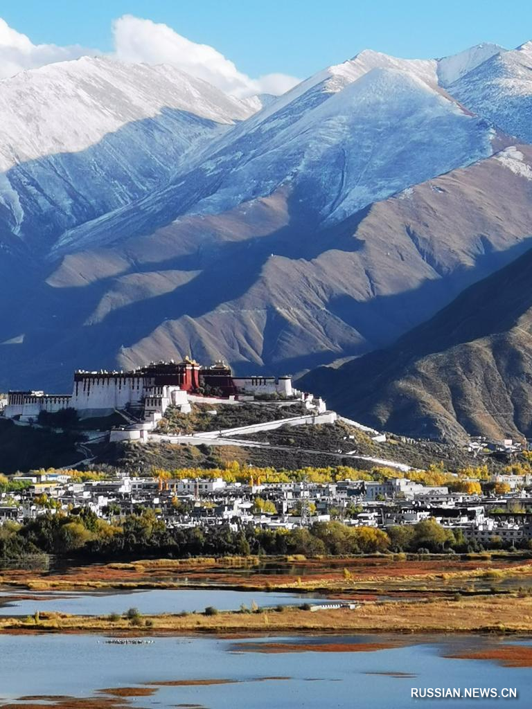 Осенние краски вокруг дворца Потала в Тибете