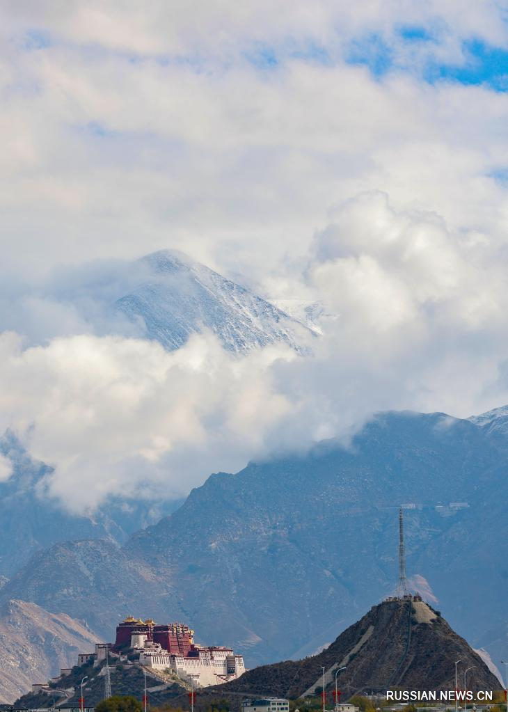 Осенние краски вокруг дворца Потала в Тибете