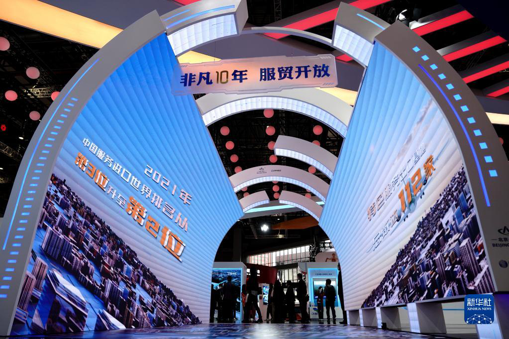На 5-м CIIE проходит выставка достижений внешней открытости Китая за последнее десятилетие