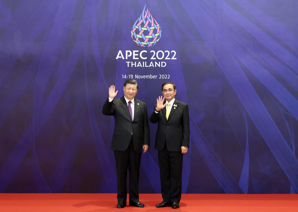 На фото -- премьер-министр Таиланда Прают Чан-Оча встречает Си Цзиньпина, прибывшего на место проведения мероприятия.