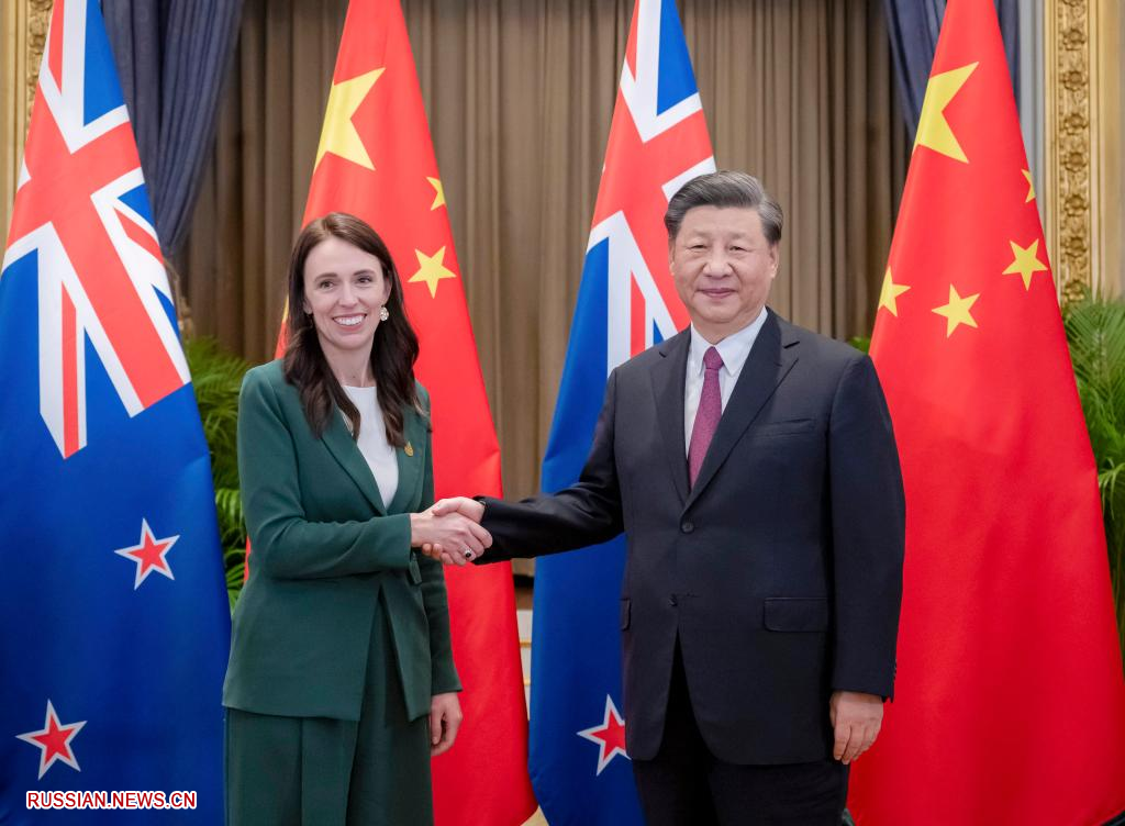 Председатель КНР Си Цзиньпин в пятницу провел встречу с премьер-министром Новой Зеландии Джасиндой Ардерн в Бангкоке. 