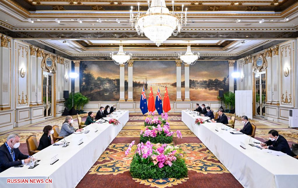 Председатель КНР Си Цзиньпин в пятницу провел встречу с премьер-министром Новой Зеландии Джасиндой Ардерн в Бангкоке. 