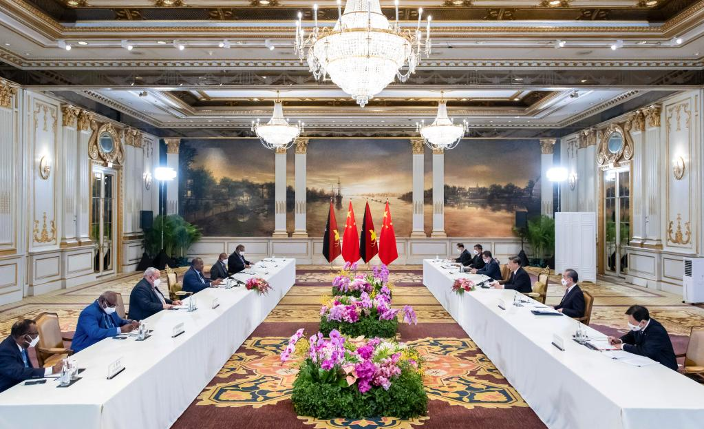 Си Цзиньпин провел встречу с премьер-министром Папуа-Новой Гвинеи Д. Марапе