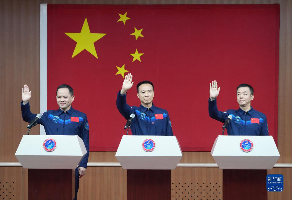 Члены экипажа космического корабля "Шэньчжоу-15" встретились со СМИ