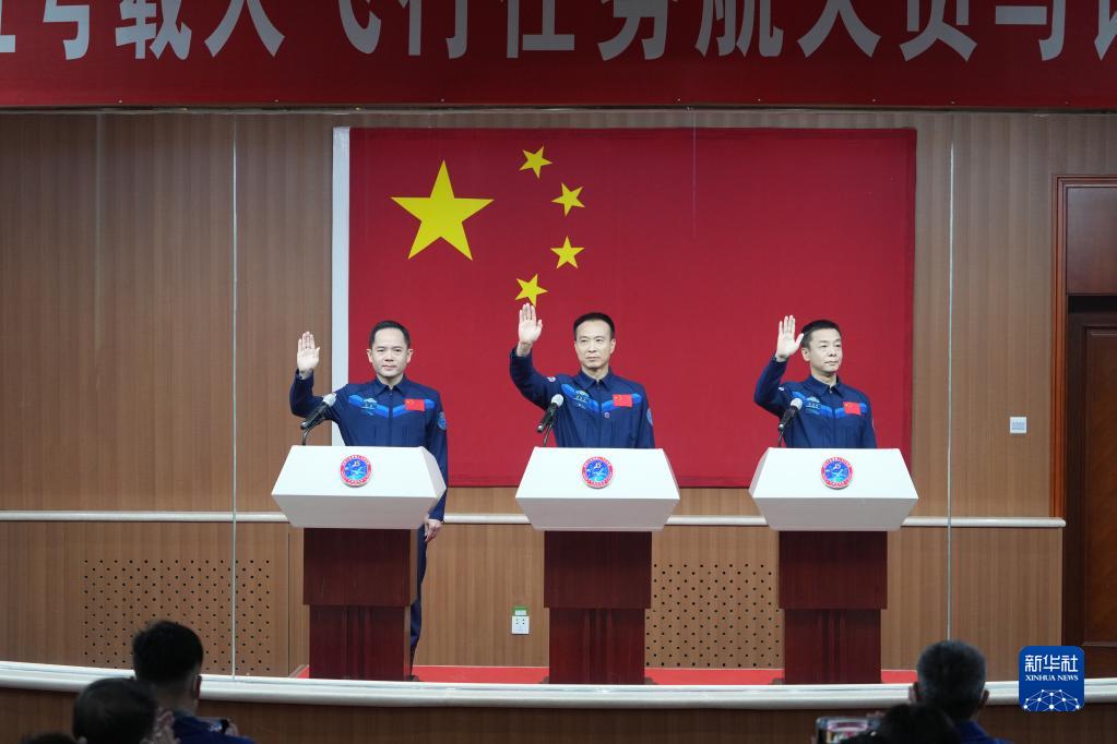 Члены экипажа космического корабля "Шэньчжоу-15" встретились со СМИ