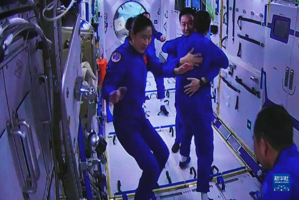 Историческая встреча в космосе шести китайских космонавтов двух миссий