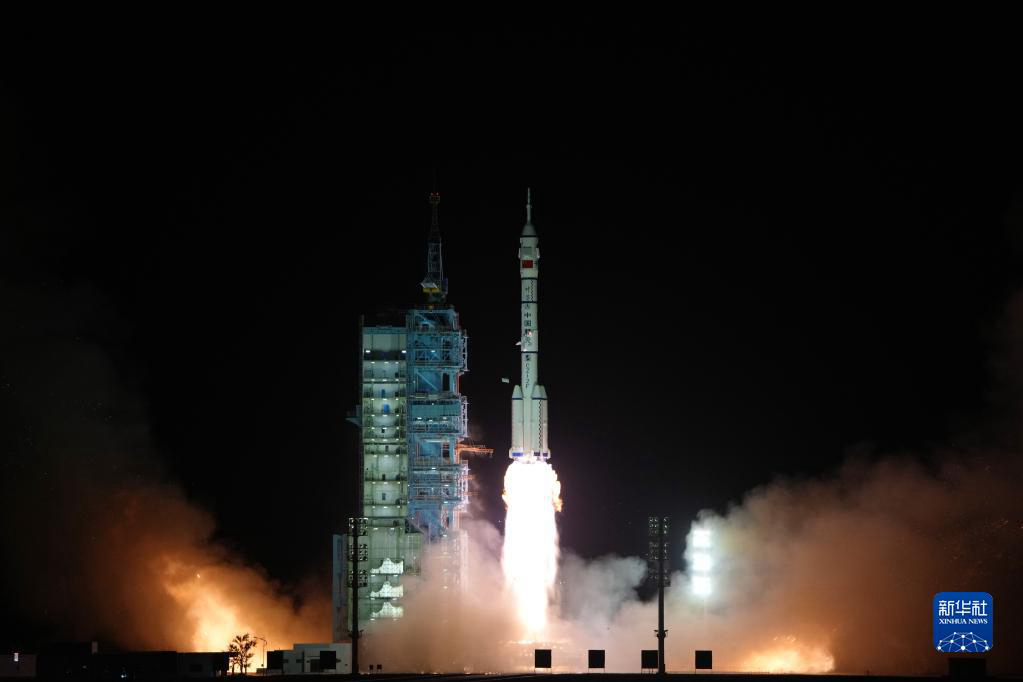 В Китае произведен запуск космического корабля "Шэньчжоу-15", планируется провести замену экипажа на орбите