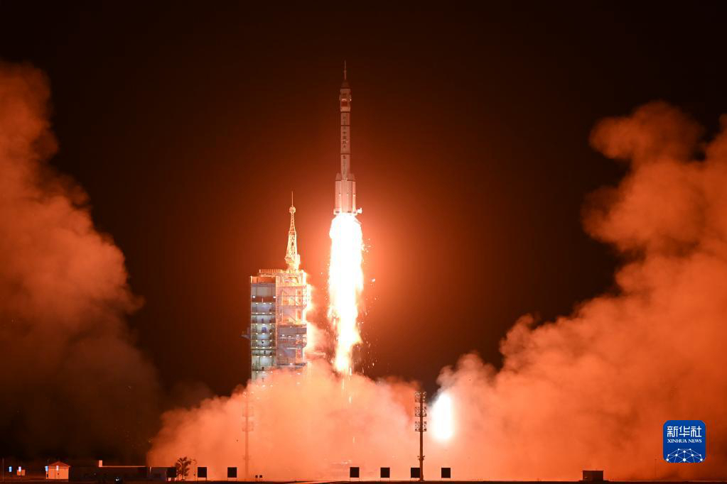 В Китае произведен запуск космического корабля "Шэньчжоу-15", планируется провести замену экипажа на орбите