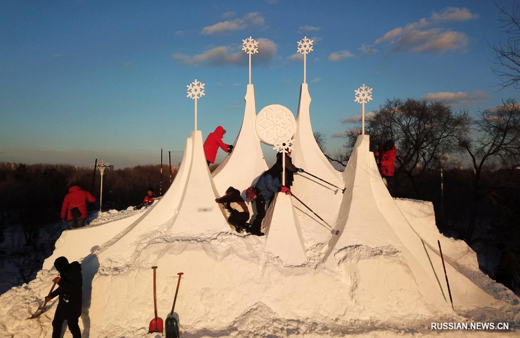 Мастера создают снежные скульптуры в Харбине