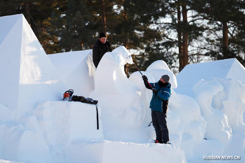 Мастера создают снежные скульптуры в Харбине