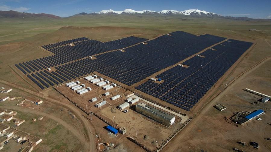 9 июля 2017 года, фотоэлектростанция в уезде Шуанху города Нагчу Тибетского автономного района на юго-западе Китая. /Фото: Синьхуа/