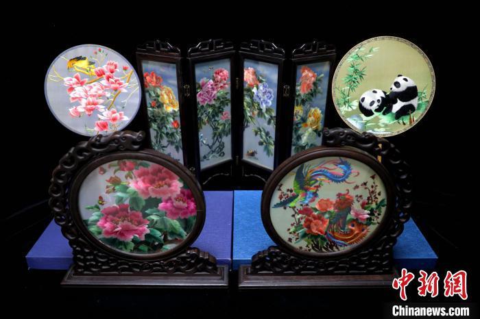«Пусть больше молодых людей влюбятся в Цзинсю»: в провинции Хэбэй мастера в течение 40 лет передают знания пекинской техники вышивки 