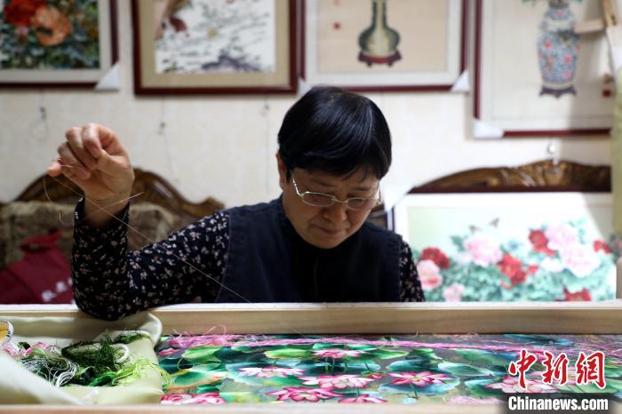 «Пусть больше молодых людей влюбятся в Цзинсю»: в провинции Хэбэй мастера в течение 40 лет передают знания пекинской техники вышивки 