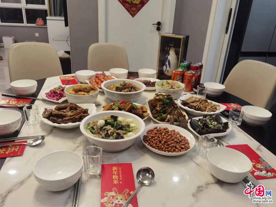 Подпись к фотографии: роскошный праздничный ужин в канун Нового года.