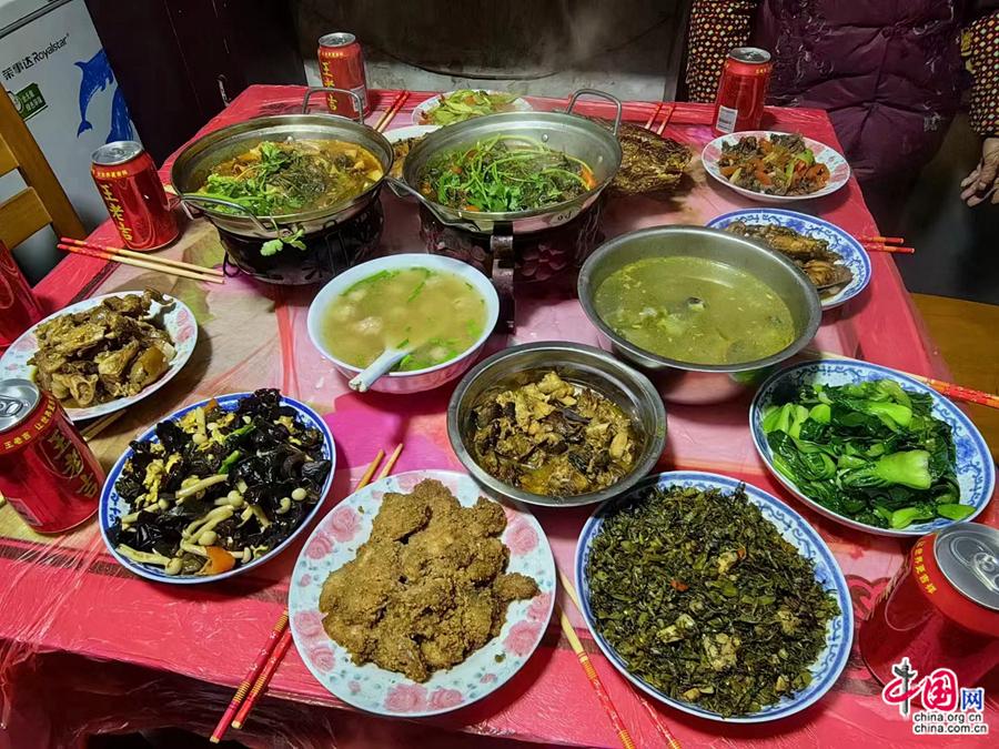 Подпись к фотографии: роскошный праздничный ужин в канун Нового года.