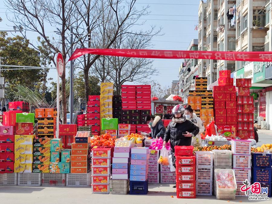 Подпись к фотографии: жители покупают подарочные коробки с фруктами.