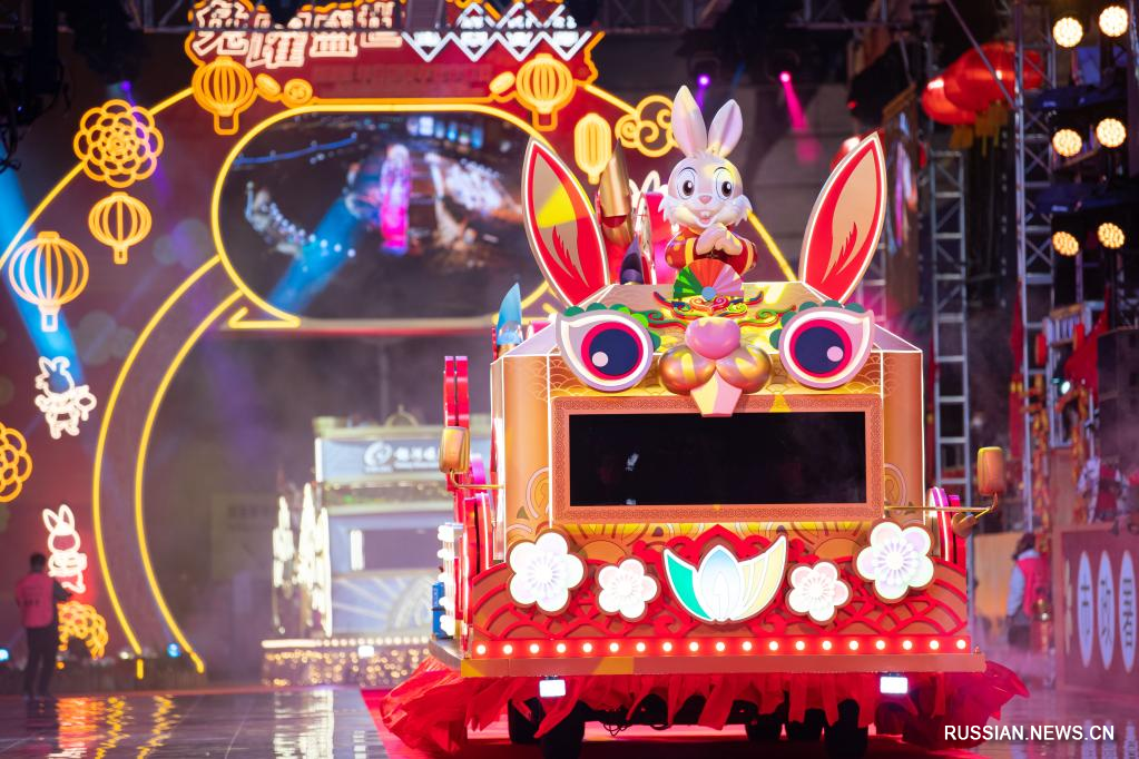 В ОАР Аомэнь прошел парад украшенных машин в честь китайского Нового года 