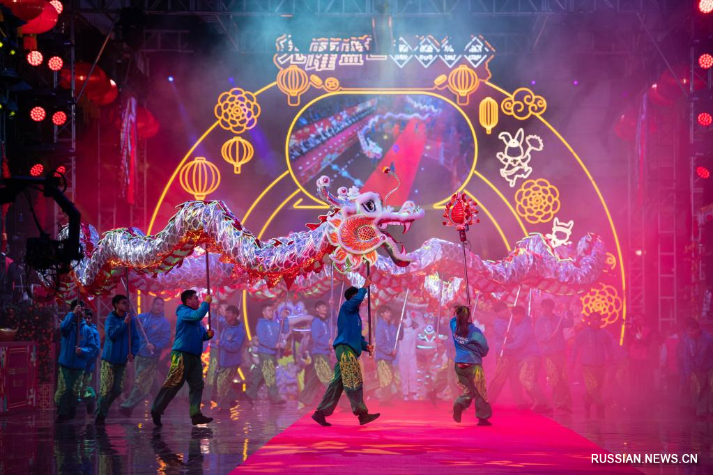 В ОАР Аомэнь прошел парад украшенных машин в честь китайского Нового года 