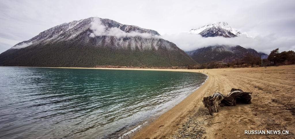 Снежные пейзажи вокруг озера Басун в Тибете