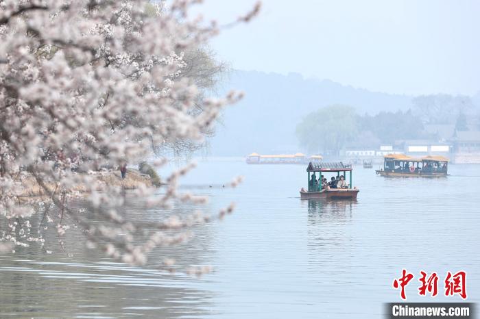 В парке Ихэюань открылся сезон катания на лодках. «Коробка 5G» открывает возможности интеллектуальных водных прогулок 